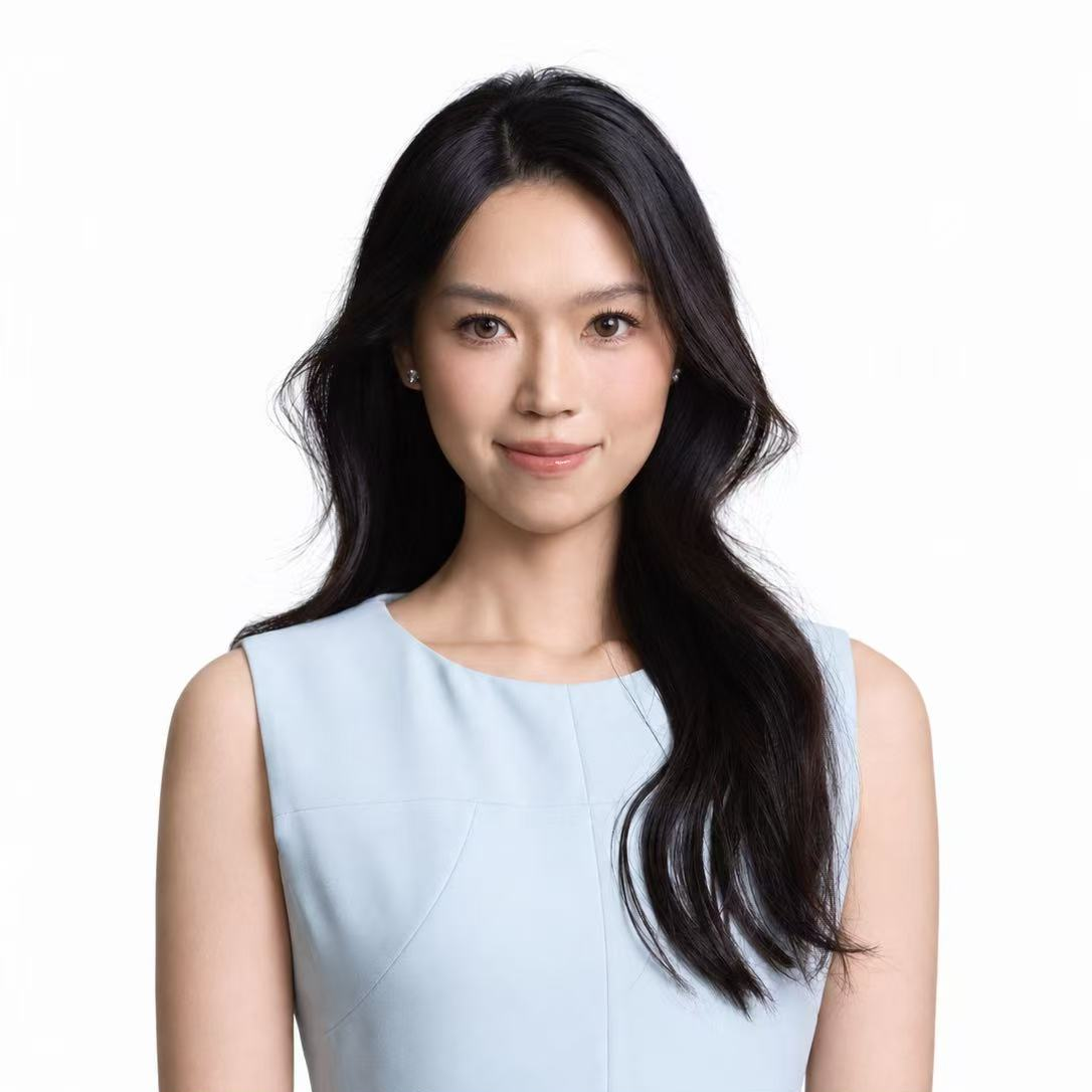 Amanda Xi 的白底半身肖像，身穿浅蓝色无袖上衣