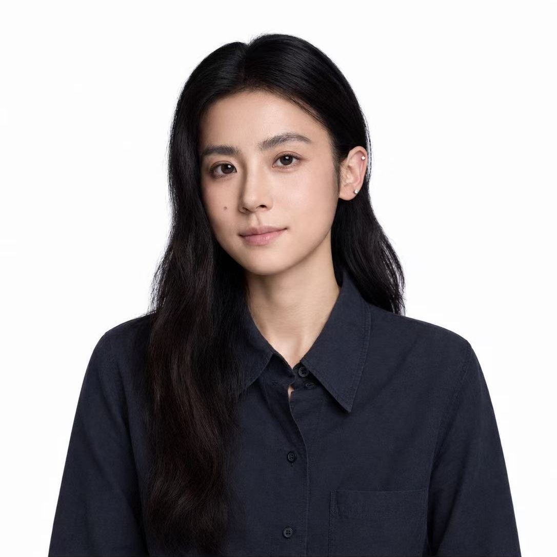 Celin Shen 的白底半身肖像，身穿深色翻领衬衫