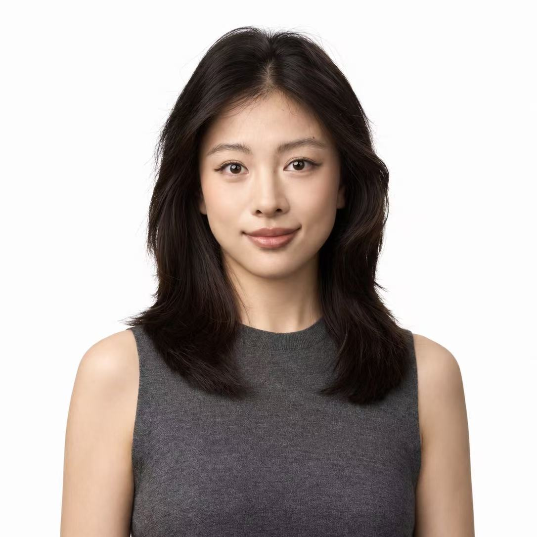 Jennie Chang 的白底半身肖像，身穿灰色无袖上衣