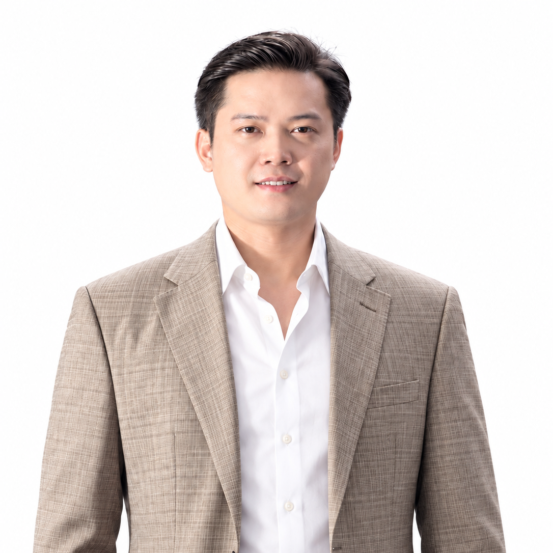 Matthew Wang 的白底半身肖像，身穿浅色格纹西装、白衬衫敞领，无领带，自然微笑