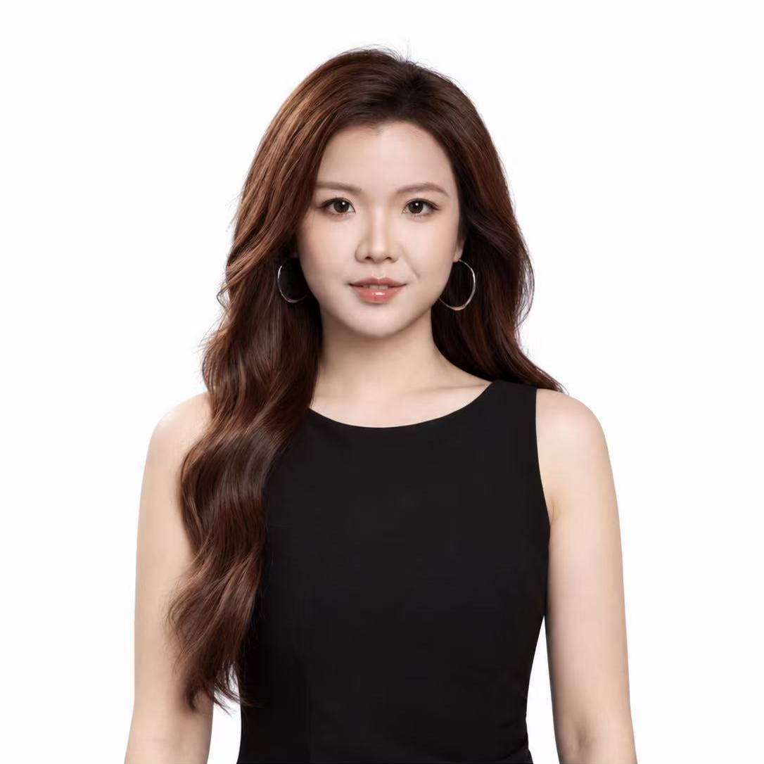 Selina Shin 的白底半身肖像，棕色长卷发，身穿黑色无袖上衣